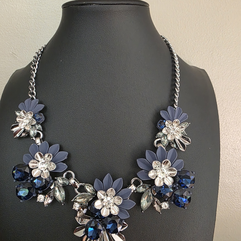 Statement Blue Floral Necklace Vera Wang Never Woren No Tags Gem Stone 50$
